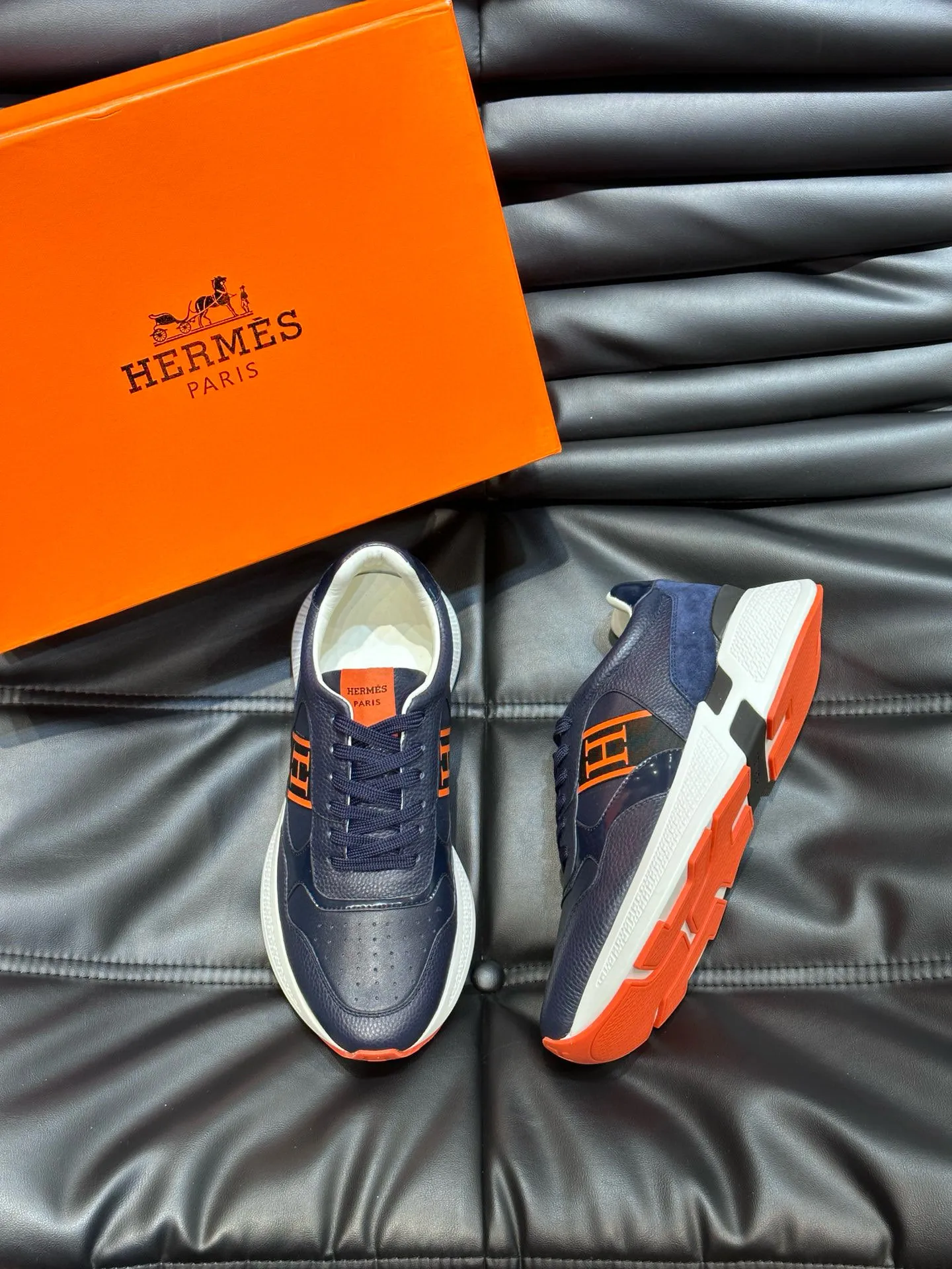 Factory price: 540💰HERMES/Hermes Hugo thick-soled sneakers are casual men's shoes. These sneakers are made of imported first-layer cowhide leather and breathable mesh design. The contrasting color design creates a dynamic and modern shape. The front end of the toe is decorated with natural-color rubber inlays. The style is novel and fashionable. The texture is incomparable, with cowhide lining and cowhide foot pads, the upper foot is comfortable and breathable, and the rubber sole is decorated with geometric patterns and iconic "H" details. A very personal one! Size: 39-44 (customized at 38.45)